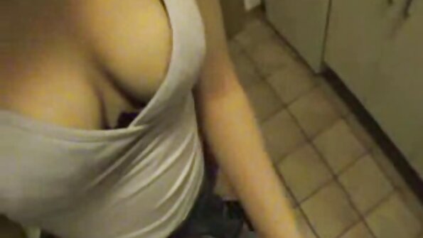 체코어에서 갈색 머리 친구는 수탉 의 cums 때까지 진정하지 않습니다