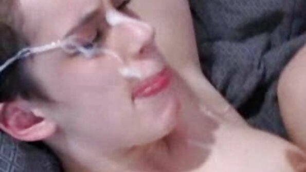A 단 정치 못한 여자 그 가 두드러진 가슴 이다 제공 그녀의 사람 footsie