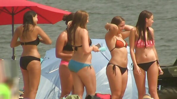 매력적인 금발의 여왕 와 거대한 둥근 boobies 놀이기구 a 훌륭한 곡괭이