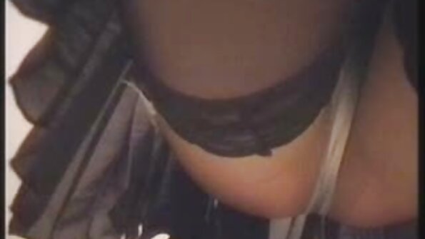 장난 꾸러기 소녀 Emma Hix는 의붓 형제의 거시기를 빠는 것을 부끄러워하지 않습니다.