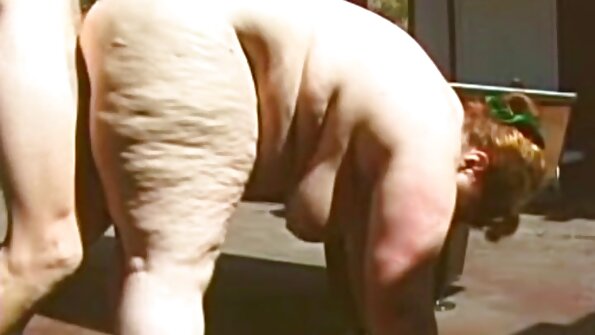 대머리 MMA 코치가 넓은 팔각형 안에 금발의 제자를 찔렀다.