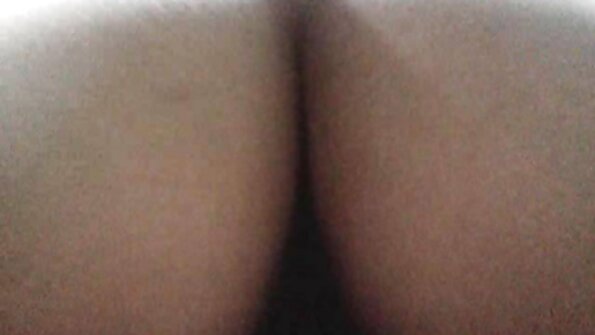 여자는 여자 친구의 애인을 위해 가슴과 맛있는 음부를 노출